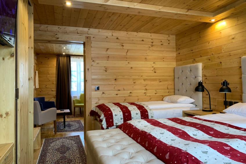 Die Ski-Suite hat ein Schlafzimmer und ein kleines Wohnzimmer ohne Küche.