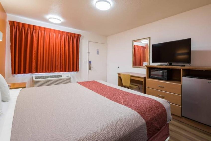 1 Queen Bed  Non-Smoking Micfridge - foto 14