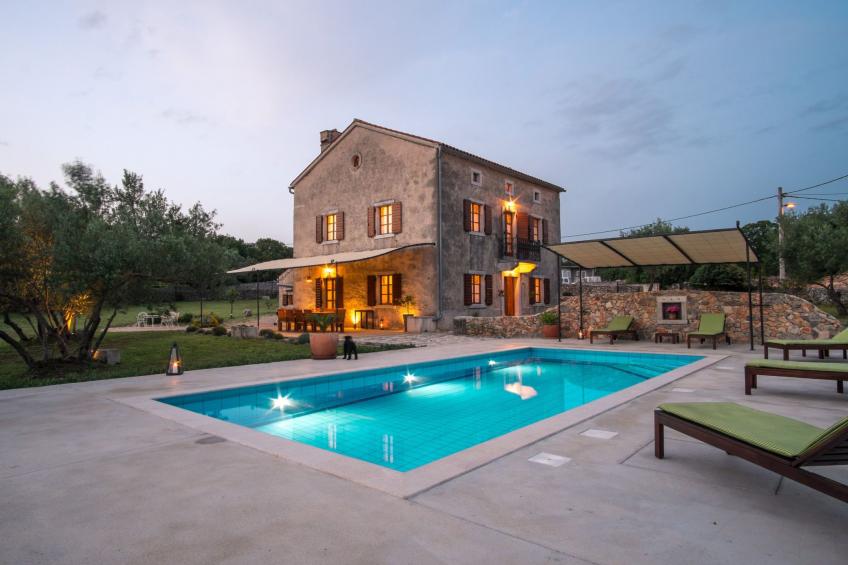 Villa mit Pool, Olivengarten und Meerblick