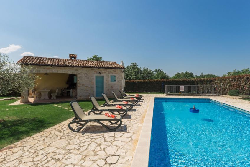 Villa mit Pool, Garten und Sommerküche - foto 31