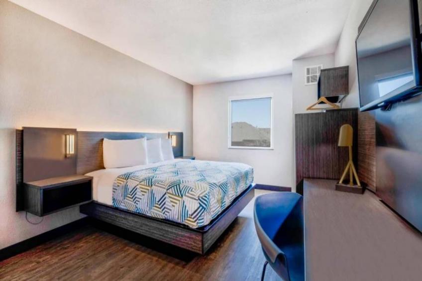 1 King Bed  Non-Smoking Micfridge - foto 4
