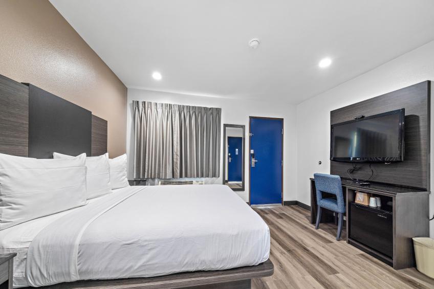1 King Bed  Non-Smoking Mini Fridge - foto 3