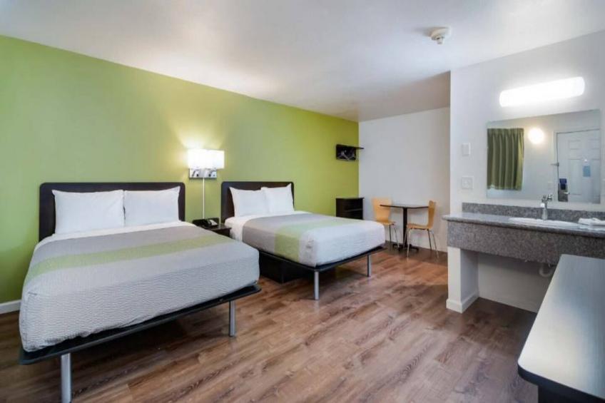 2 Queen Beds  Smoking Micfridge - foto 10