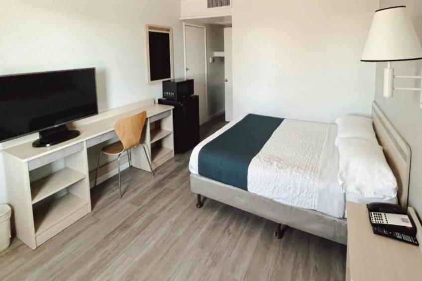 1 Queen Bed  ADA/RI Shower/Non-Smoking