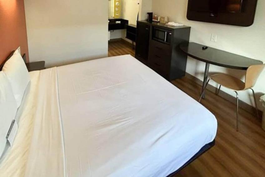 1 Queen Bed  Suite Non-Smoking Micfridge - foto 11