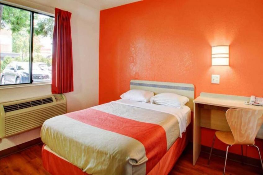 1 Queen Bed  NS