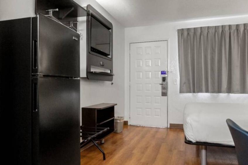 1 Queen Bed  Non-Smoking Kitchen - foto 22