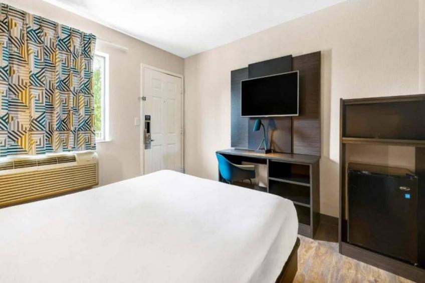 1 Full Bed  ADA/RI Shower - foto 4