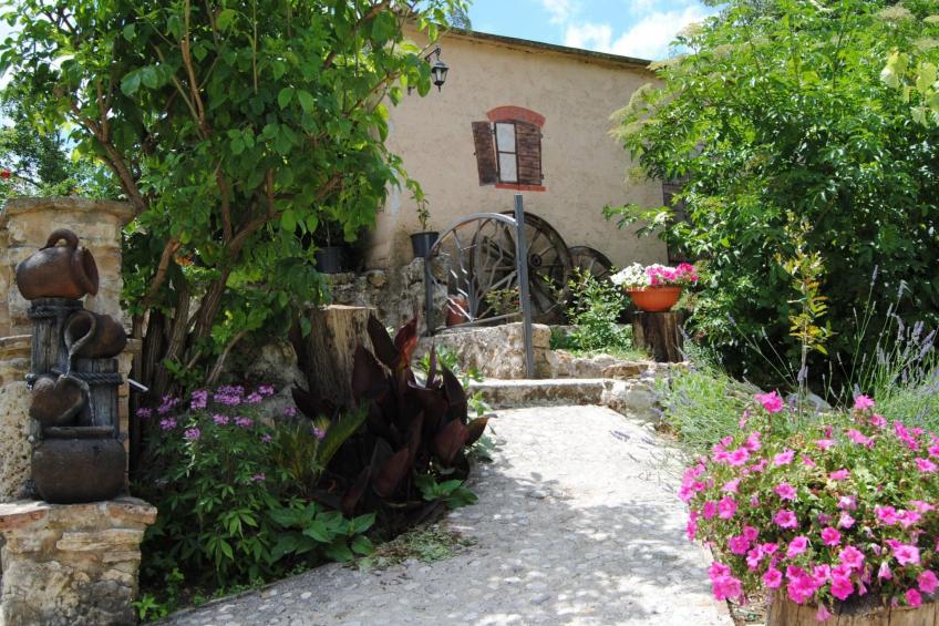 Altes Landhaus mit Schwimmbad und viel Grün - foto 8