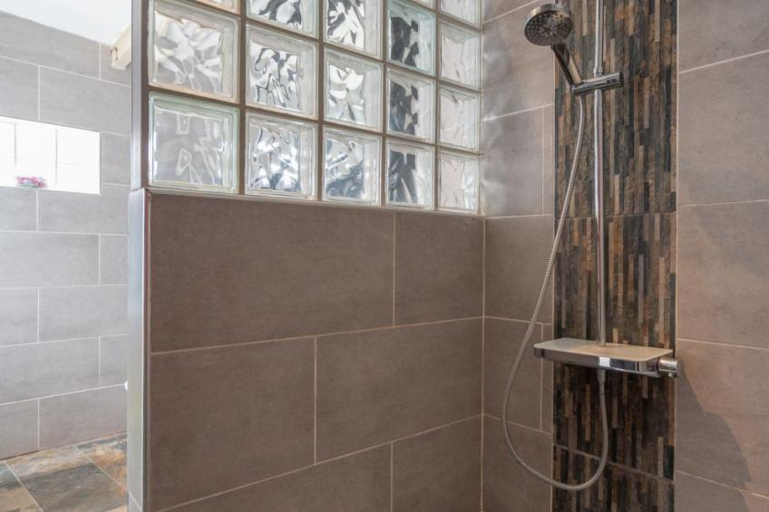 Spektakuläre Höhle mit zwei großen Terrassen am Meer - foto 14