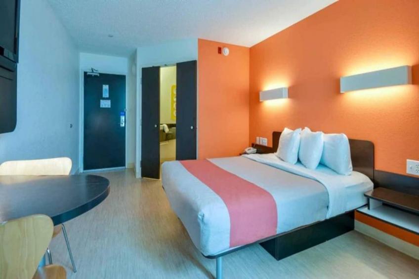 1 Full Bed  ADA/Tub/Micfridge - foto 4