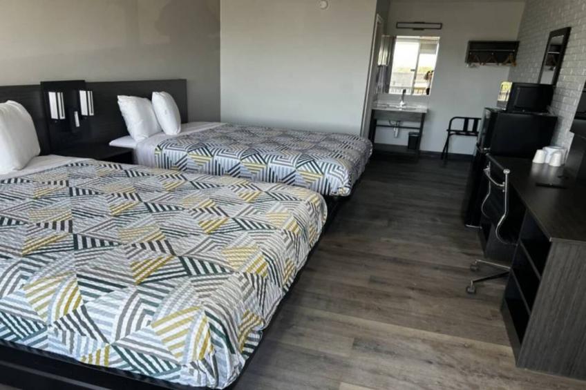 2 Queen Beds  Non-Smoking Micfridge - foto 27