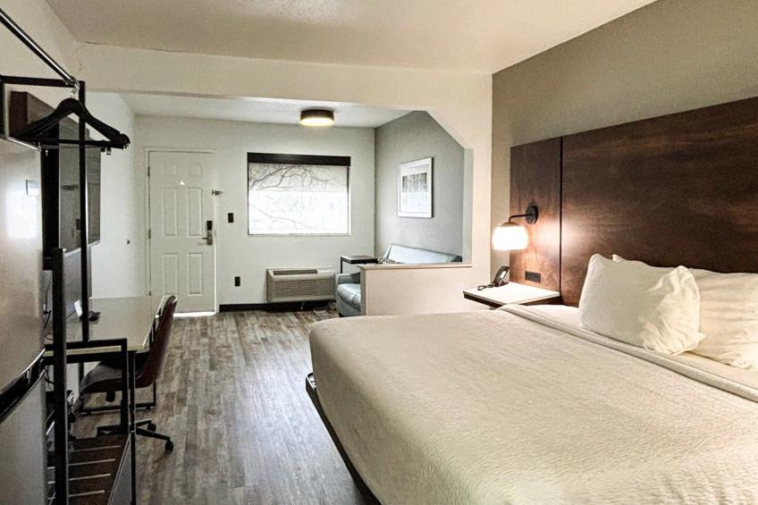 1 King Bed | Non-Smoking, Micfridge - foto 13