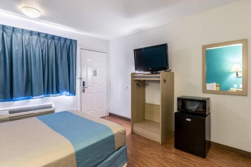 1 King Bed  Non-Smoking - foto 21