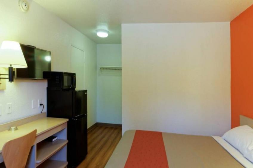 1 Full Bed  ADA/RI Shower/Micfridge - foto 7