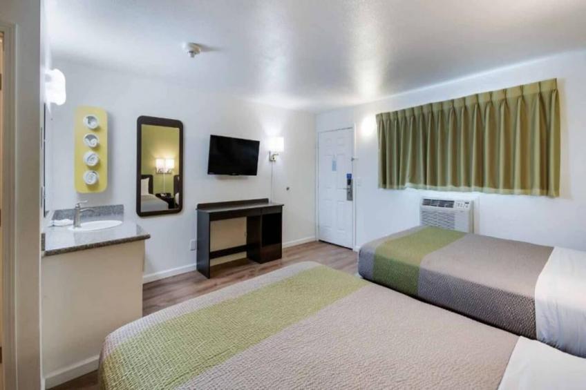 2 Queen Beds  Non-Smoking Micfridge - foto 12
