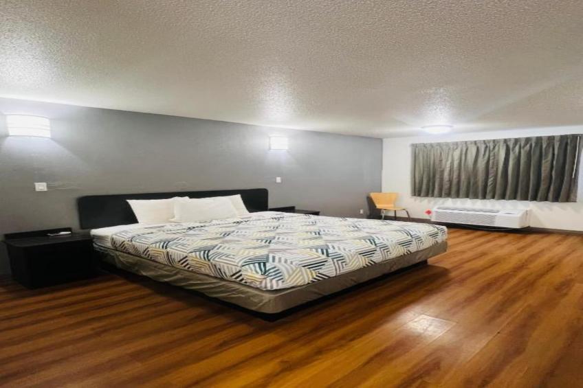 1 King Bed  Smoking Micfridge - foto 15