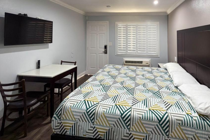 1 King Bed | Non-Smoking, Micfridge - foto 5
