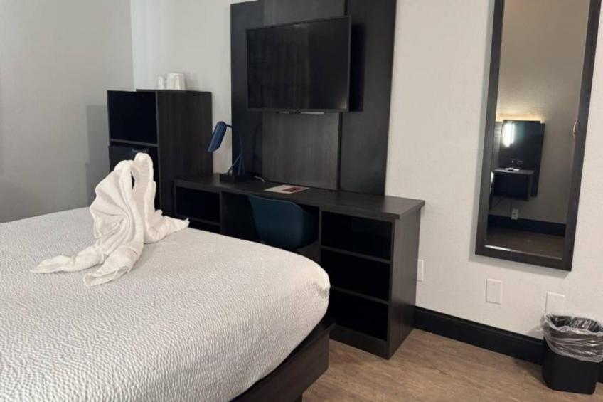 1 King Bed  Mobility Accessible RI Shower Nsmk - foto 5
