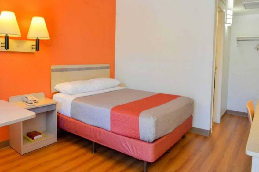 1 Queen Bed  Mini Fridge - foto 13