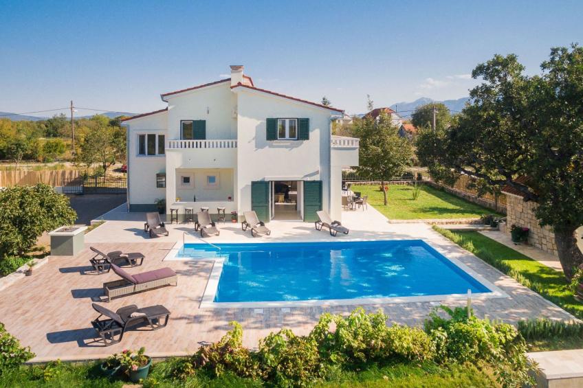 Ferienvilla mit Kamin am Waldrand