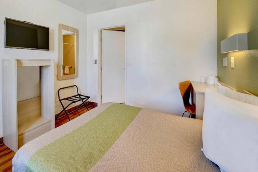 1 QUEEN BED  MICFRIDGE - foto 11