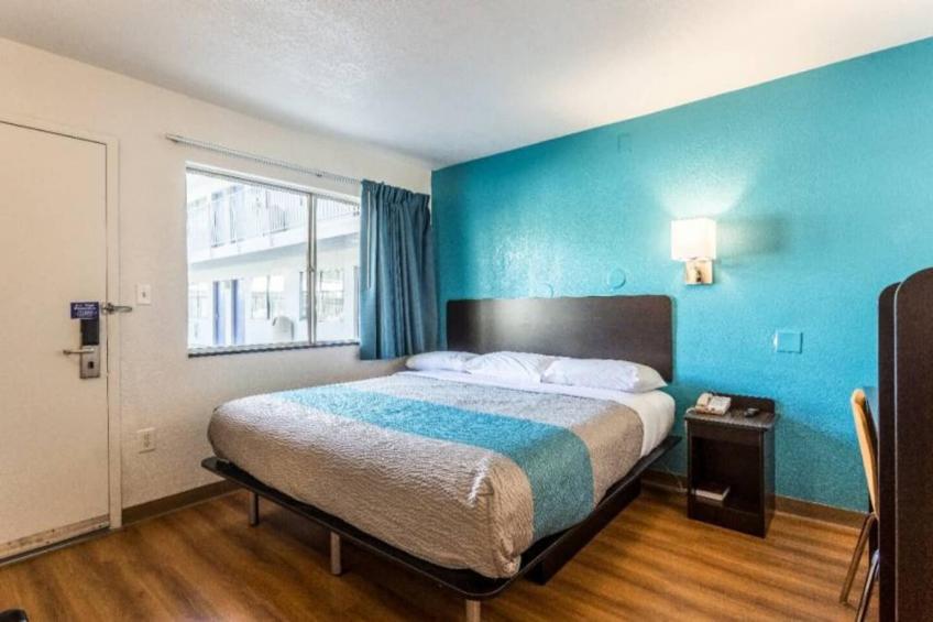 1 King Bed  Non-Smoking - foto 25