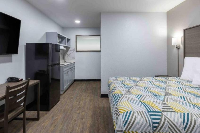 1 Queen Bed  Non-Smoking Kitchen - foto 9