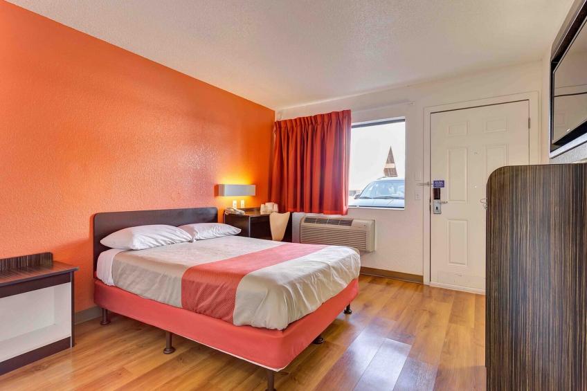 1 Queen Bed  Non-Smoking Micfridge - foto 12