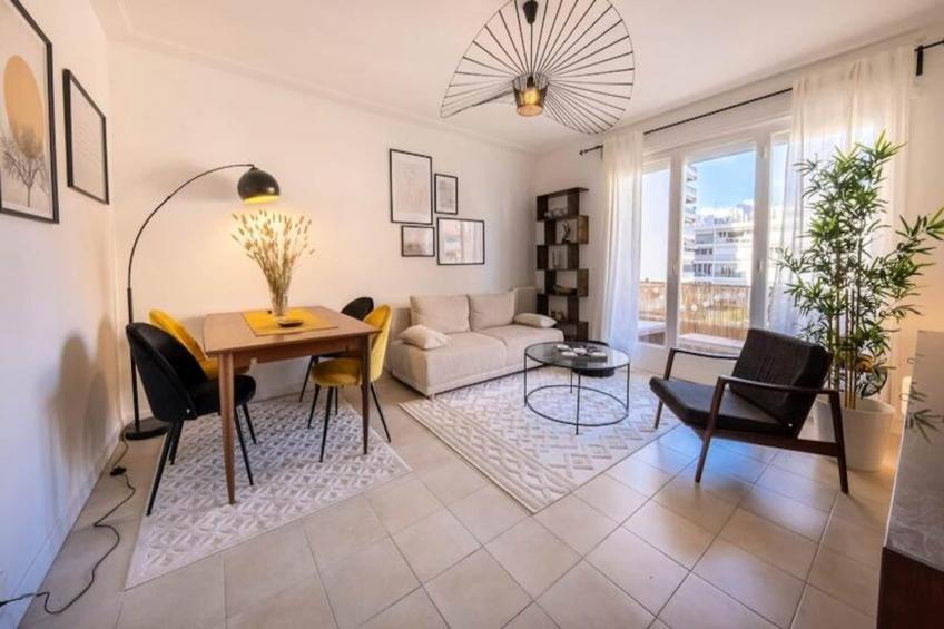 06b - Beau 2 Pièces Rénové Avec Terrasse Vue Mer - foto 8