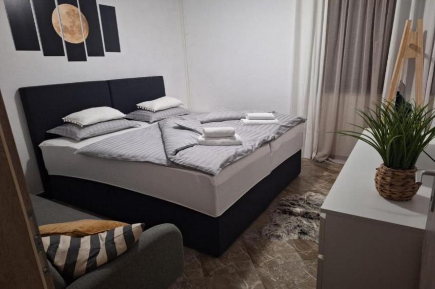 Apartment and Room Mare Vrlika - Two Bedroom Apartment  with Balcony - foto 4