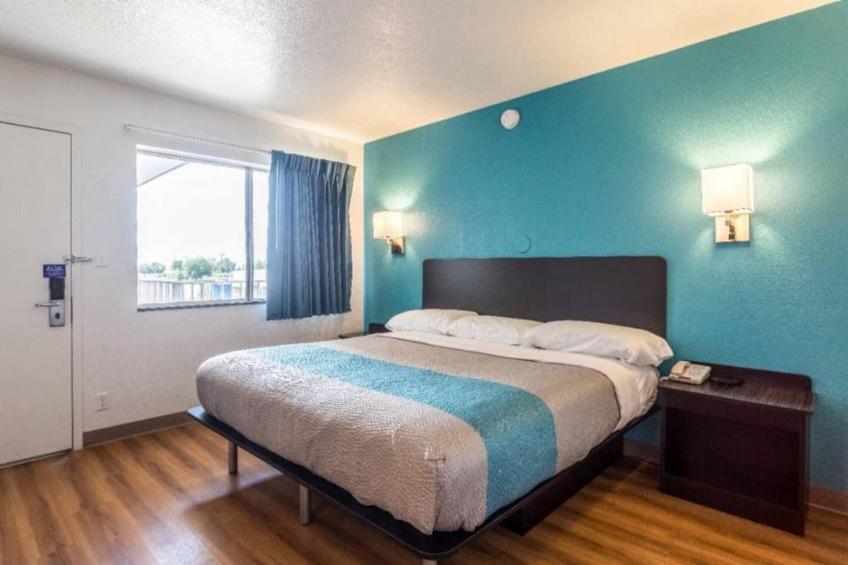 1 King Bed  Mobility Accessible RI Shower Nsmk - foto 12