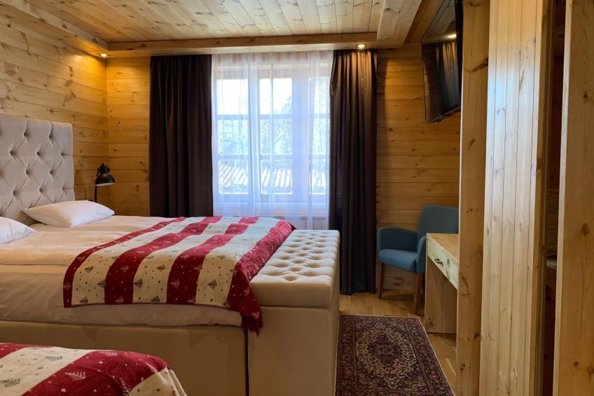 Die Ski-Suite hat ein Schlafzimmer und ein kleines Wohnzimmer ohne Küche. - foto 11