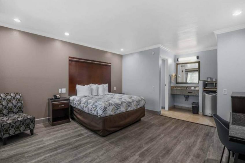 1 Queen Bed  Non-Smoking Micfridge - foto 12