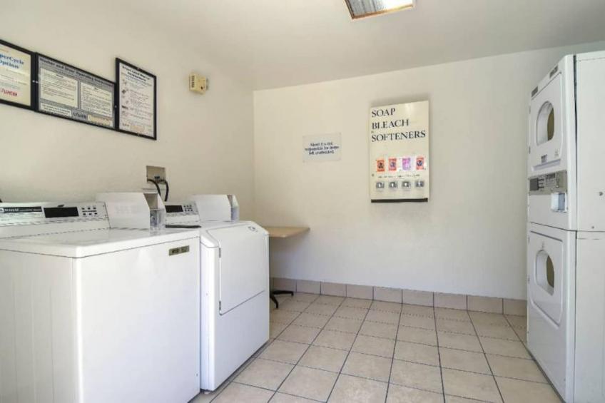 1 Full Bed  ADA/RI Shower - foto 30