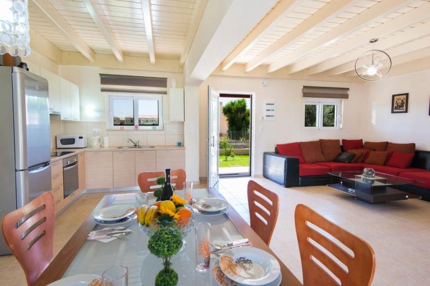 Haus in Kolympia mit Parkplatz und Bergblick - foto 5