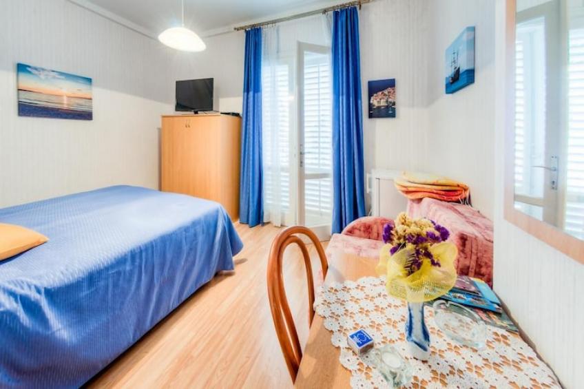 Guest House Villa Nina- Superior Triple Room with Balcony and Sea View (S2 - plava) - foto 2