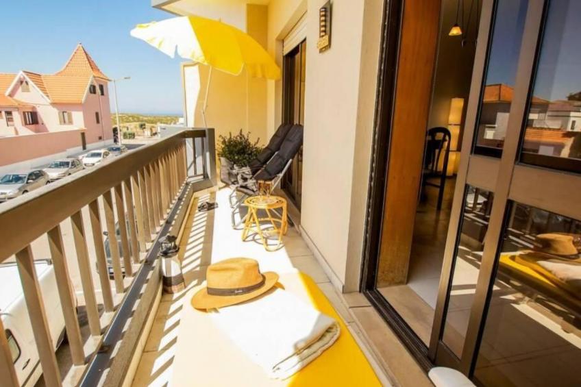 Haus der Scheinwerfer mit freier Garage