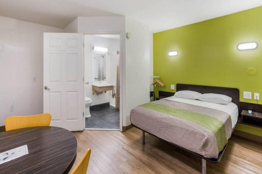 1 Queen Bed  ADA/RI Shower/Non-Smoking - foto 19