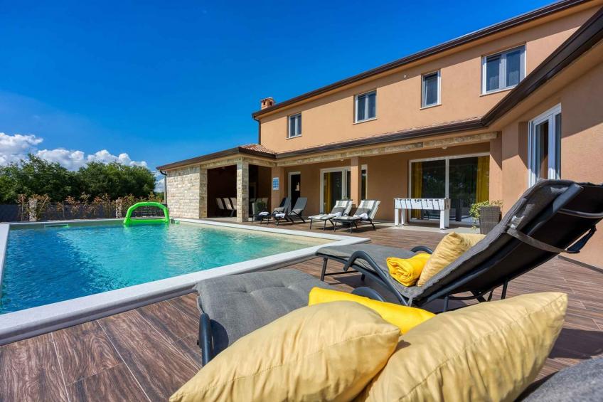 Villa met zwembad en airconditioning - BF-GWGG3
