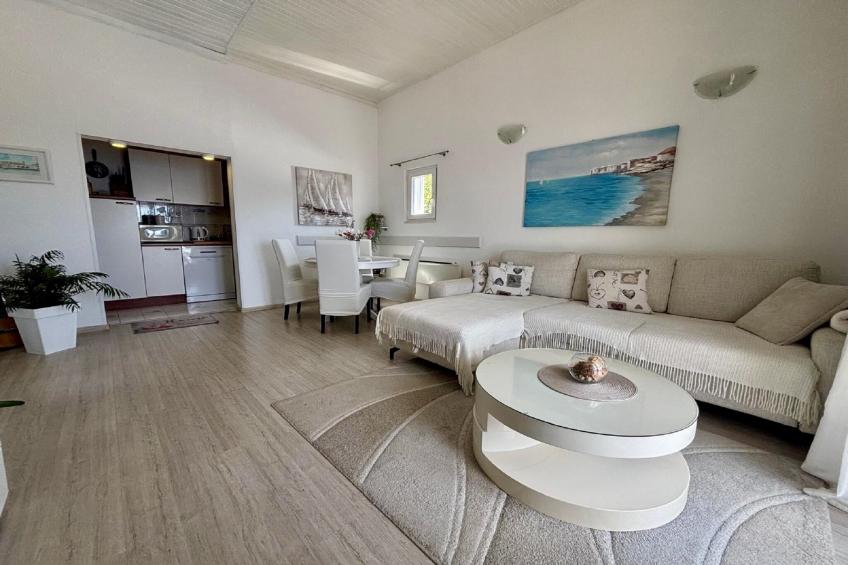 Indy's Beach Apartments -Two Bedroom Apartment with Balcony and Sea View - foto 22