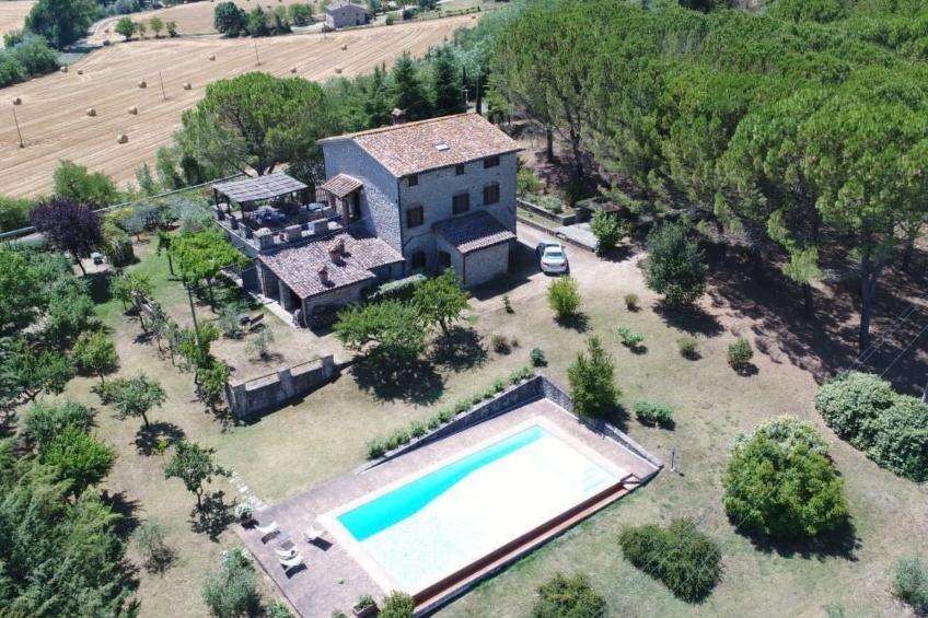 Altes Haus in Rotecastello mit großem Pool