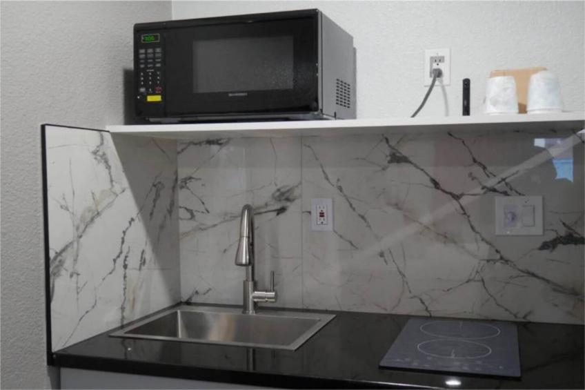 1 Queen Bed  Mobil Access Tub Nsmk Kitchen - foto 8