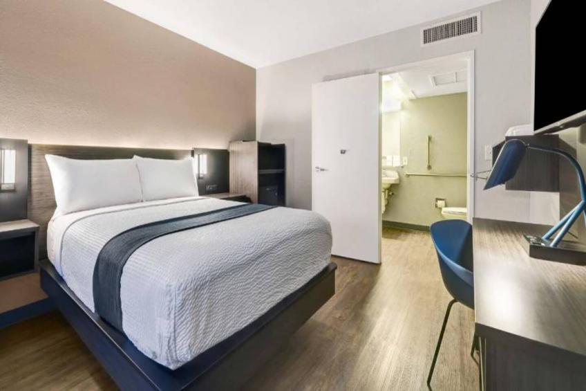 1 Queen Bed  Premium Micfridge - foto 10