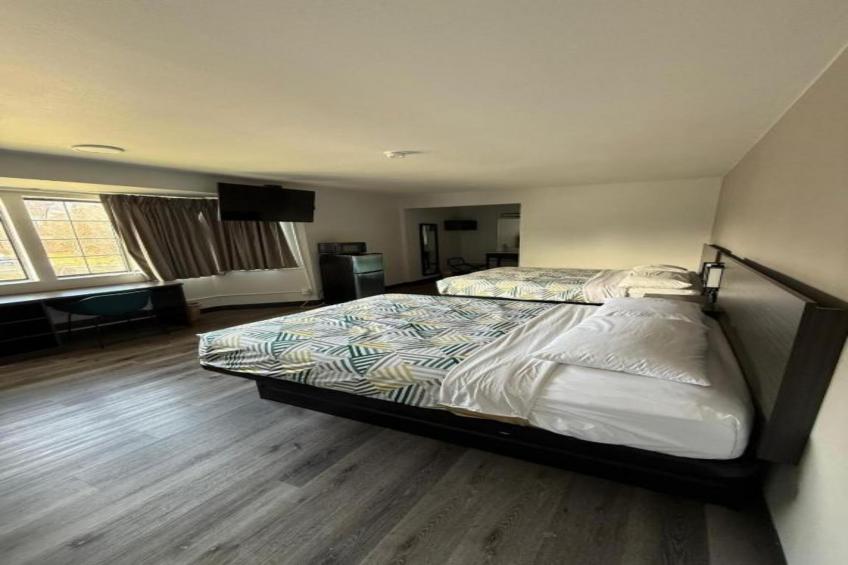 2 Queen Beds  Non-Smoking Micfridge - foto 11