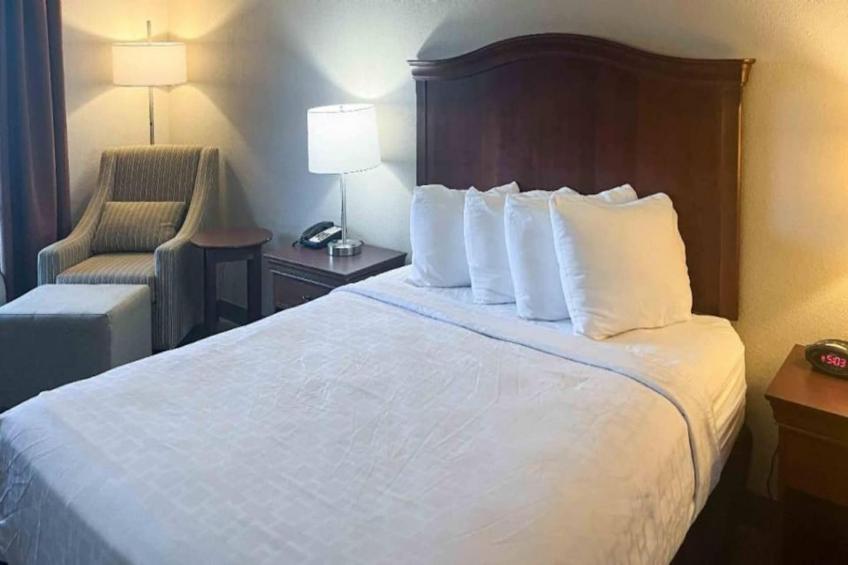 1 Queen Bed  Non-Smoking Micfridge - foto 13