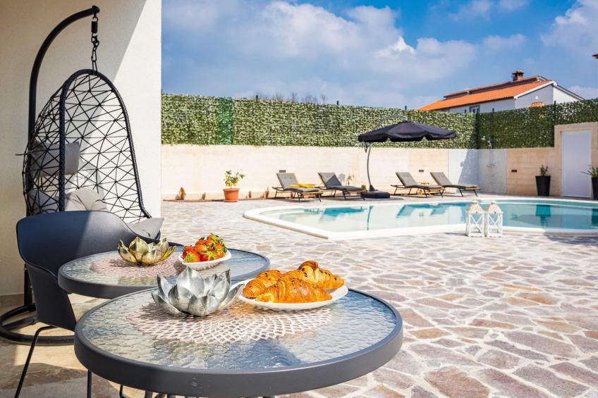 Villa Nur Amela with Pool, Jacuzzi, Darts - foto 13
