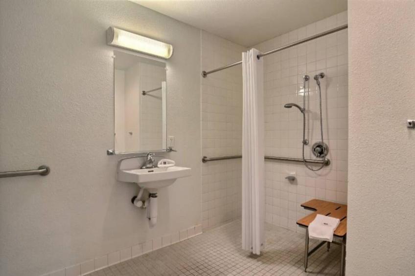 1 Queen Bed  Micfridge Non-Smoking - foto 6