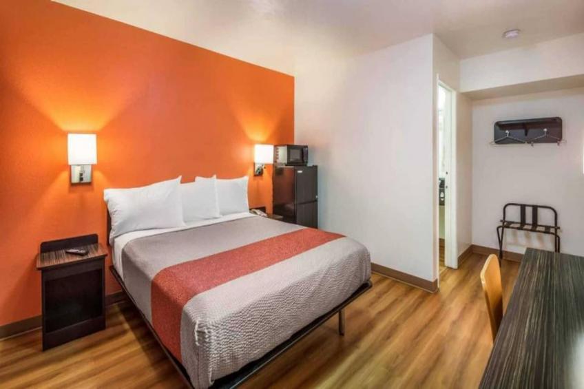 1 Full Bed  ADA/Tub - foto 8
