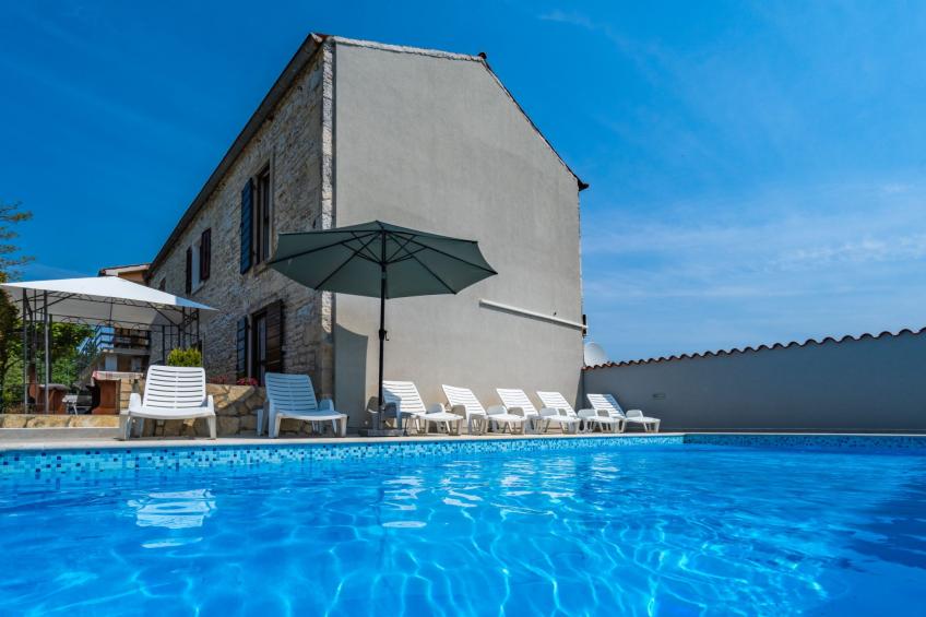 Schönes Haus mit großer grüner Umgebung, Pool - foto 11